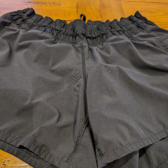 Lululemon Size 8 low rise shorts - Picture 1 of 5